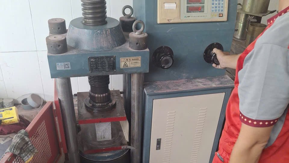 Gạch bê tông - Thí nghiệm nén kiểm tra cường độ